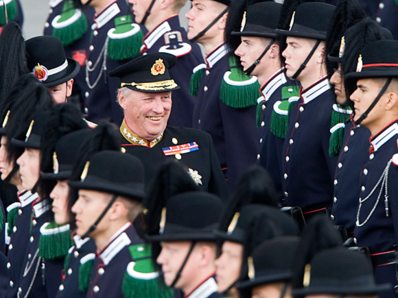 His Majesty King Harald inspects the Guard in their camp at Huseby. Photo: Scanpix.